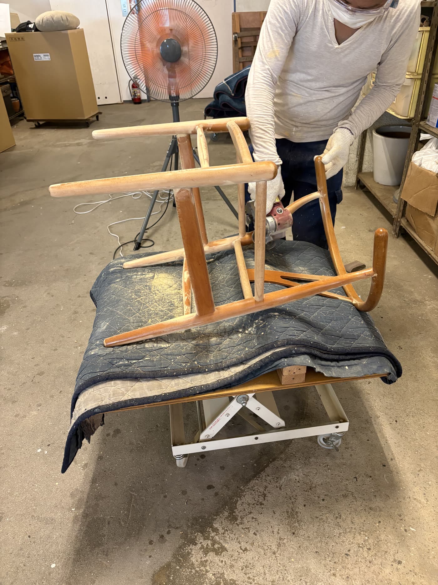 Yチェアのフレームを一本ずつ研磨する中津家具の職人
